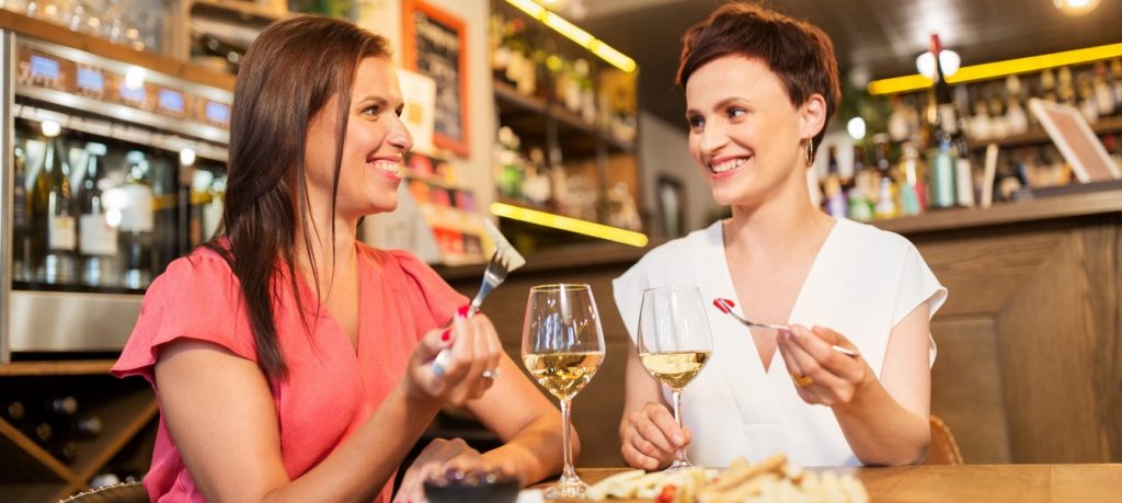 High Wine proeverij met wijnglazen en hartige hapjes op tafel, perfect voor gezelschappen en borrels