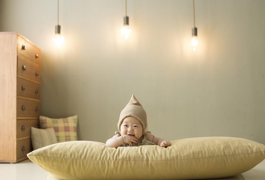 Gezellige babykamer ingericht met zachte decoraties, natuurlijke materialen en rustige kleuren voor comfort en veiligheid