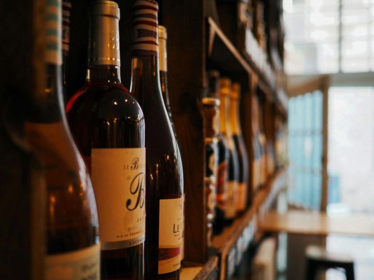 Home Wijnwinkel met diverse wijnflessen waarom mensen van wijn houden door variëteit en kwaliteit
