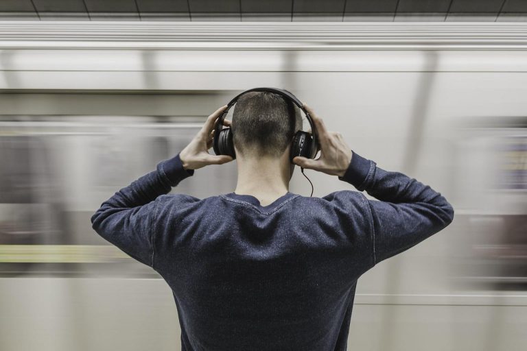 Home Illustratie van hoe technologie helpt dagelijkse levens verbeteren met apparaten voor communicatie, huishoudelijke taken en g