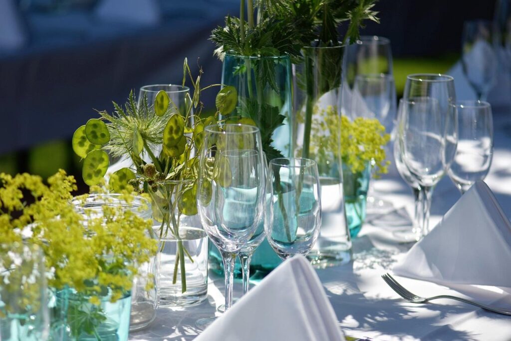 Alcoholvrije bubbels en elegante wijnglazen voor feestelijk proosten zonder alcohol op een feestje