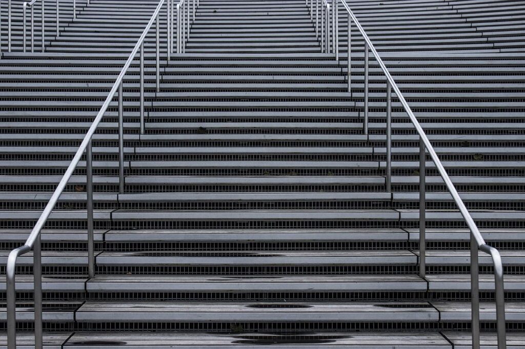 Gids voor houten trap renoveren of vervangen met advies over stabiliteit, loopcomfort en budgetbeslissende factoren